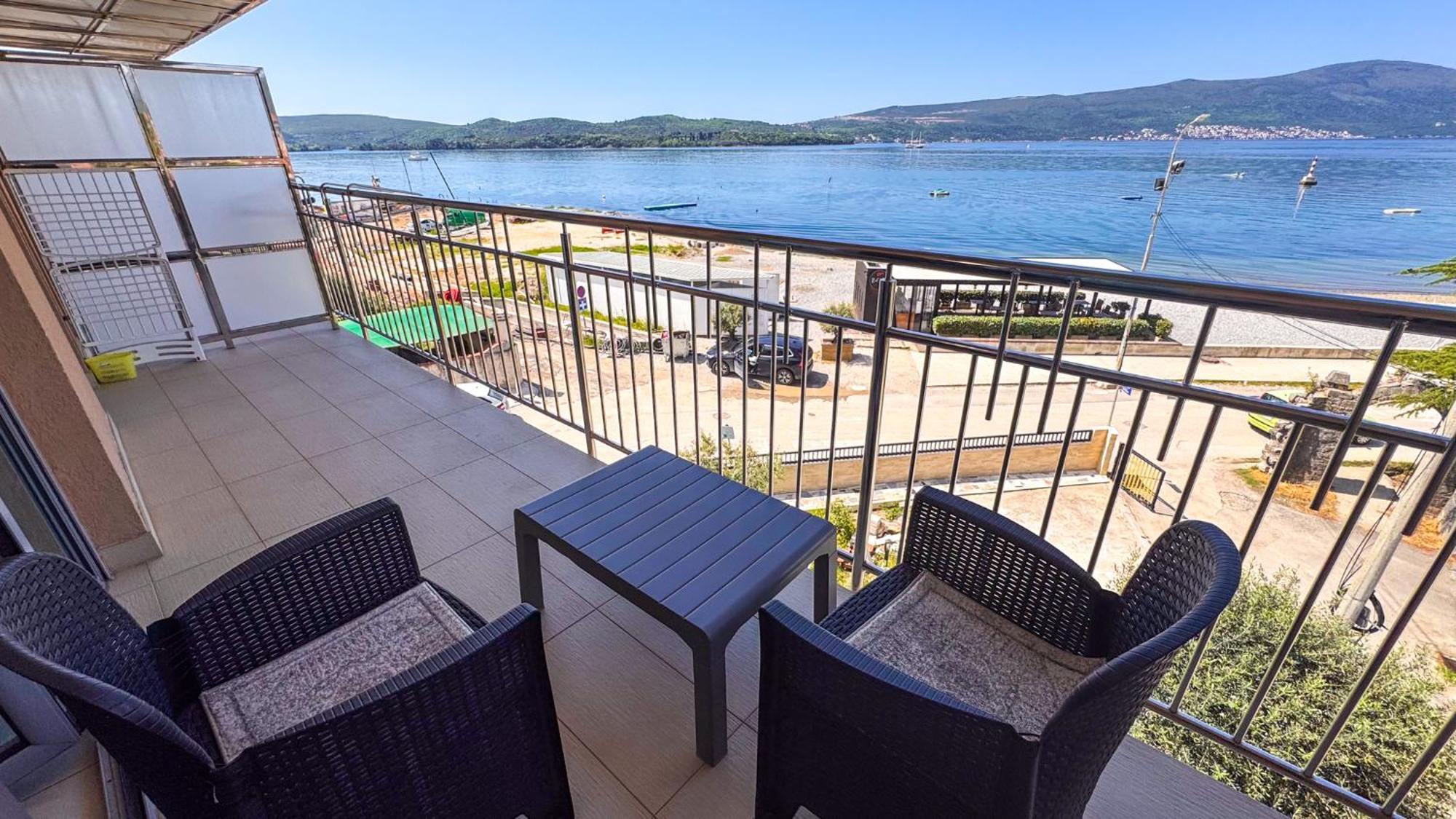 Qumi Apartments Tivat Eksteriør billede