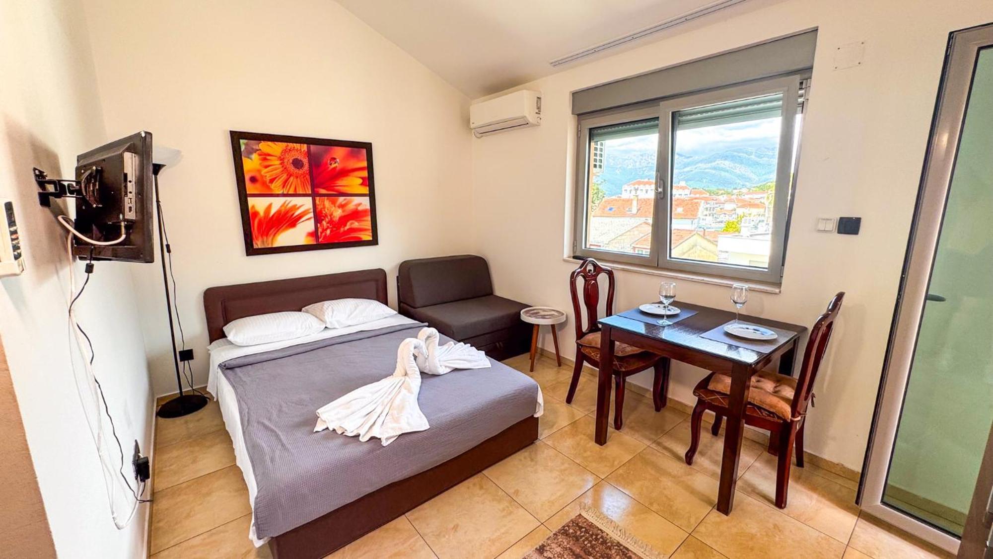 Qumi Apartments Tivat Eksteriør billede