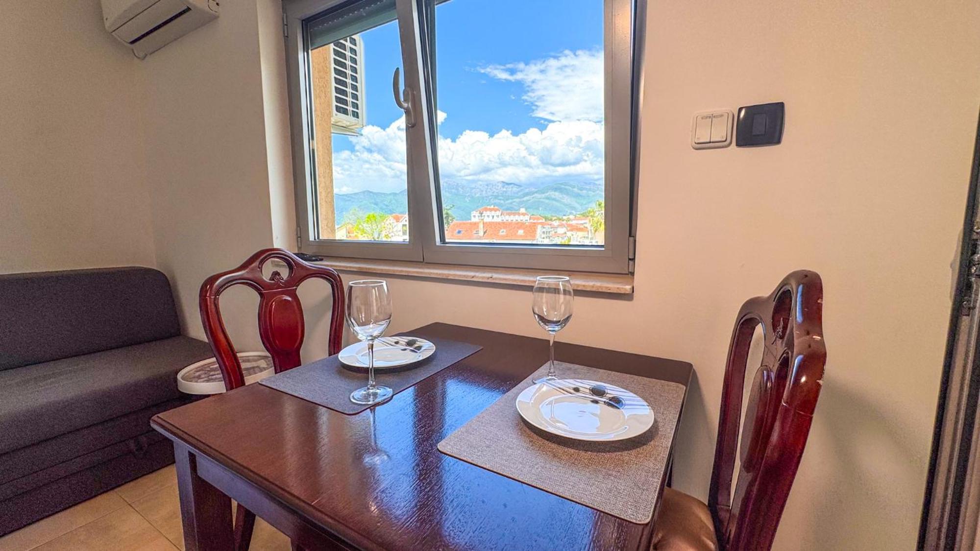 Qumi Apartments Tivat Eksteriør billede