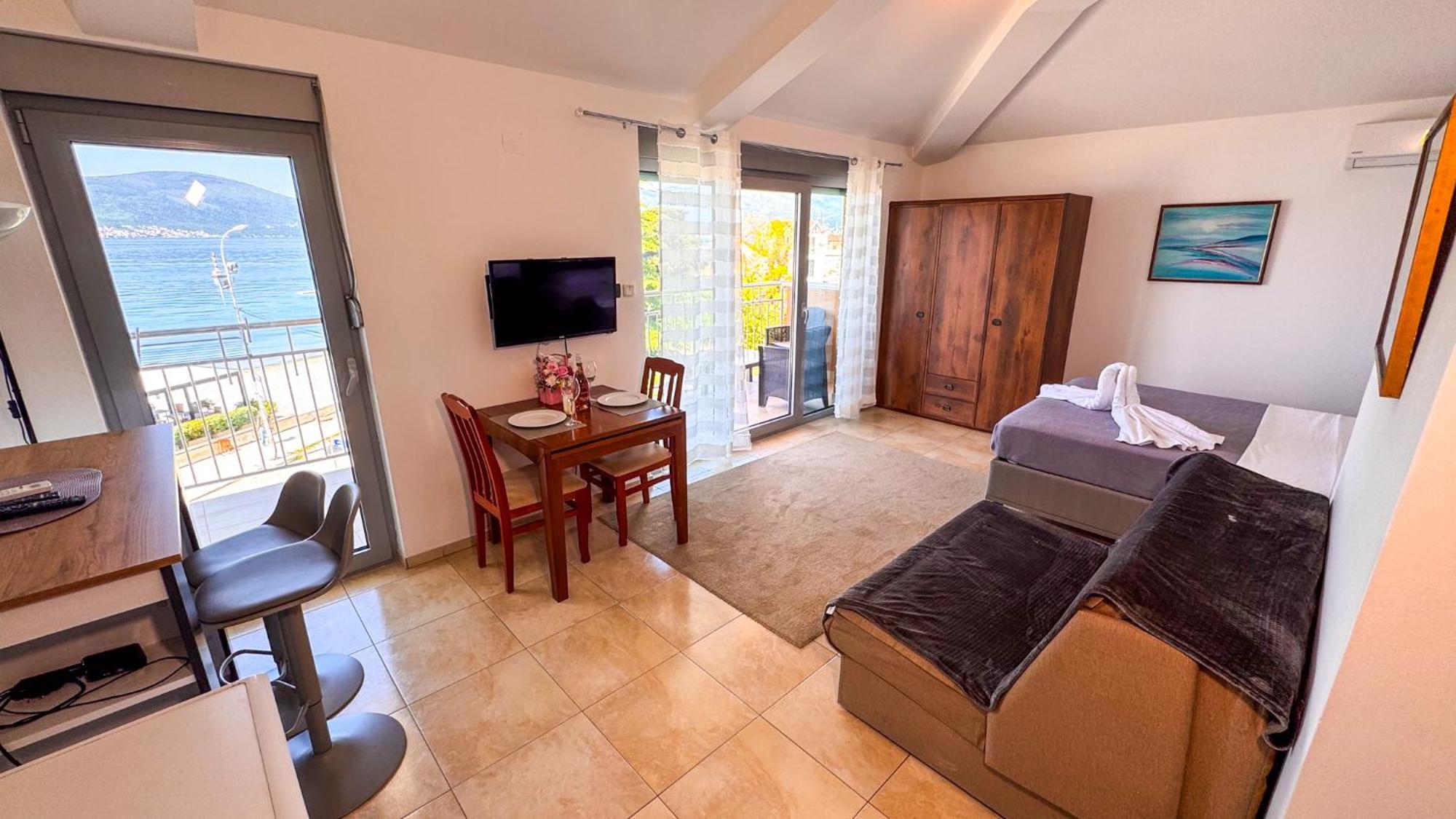 Qumi Apartments Tivat Eksteriør billede