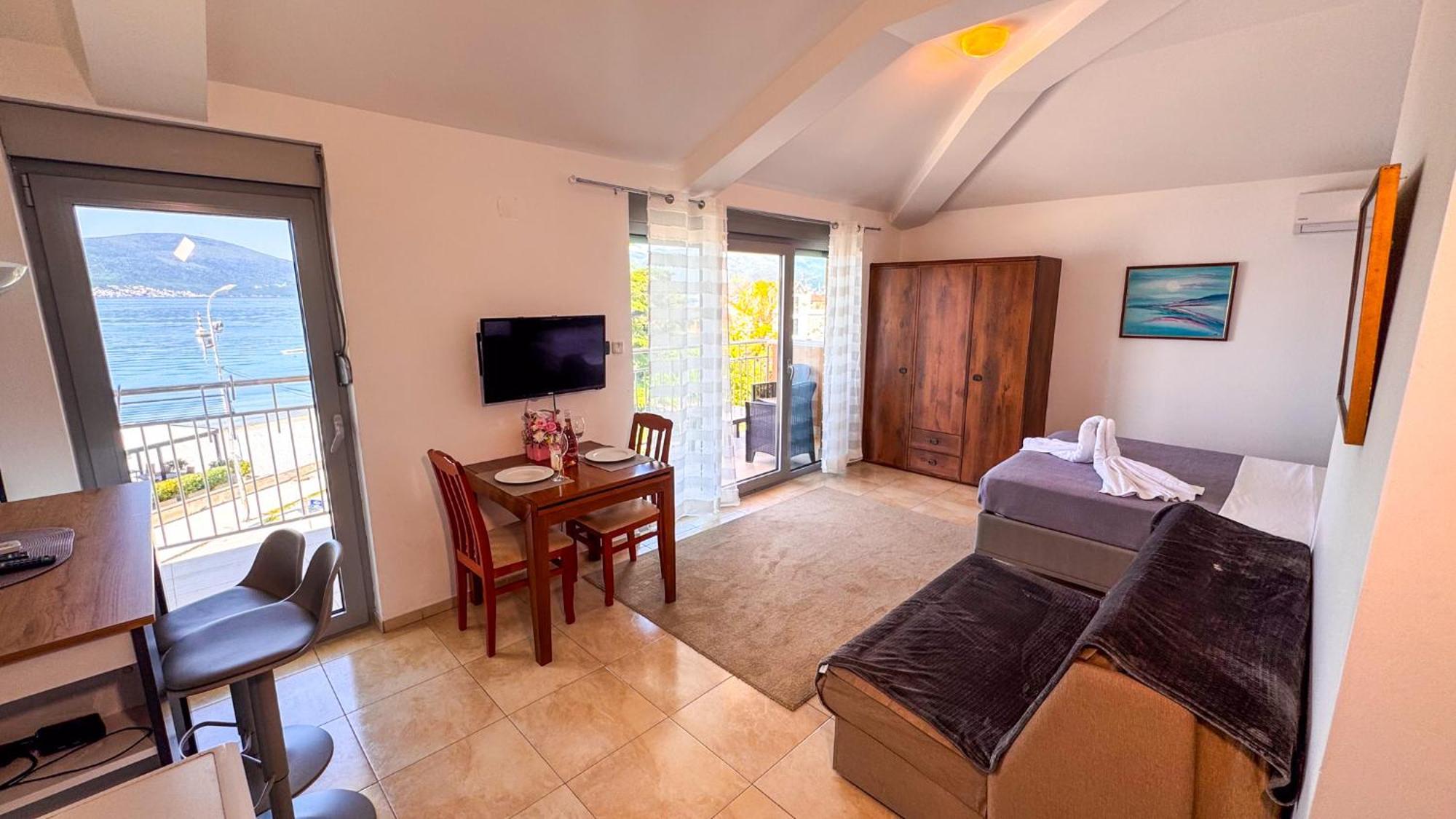 Qumi Apartments Tivat Eksteriør billede