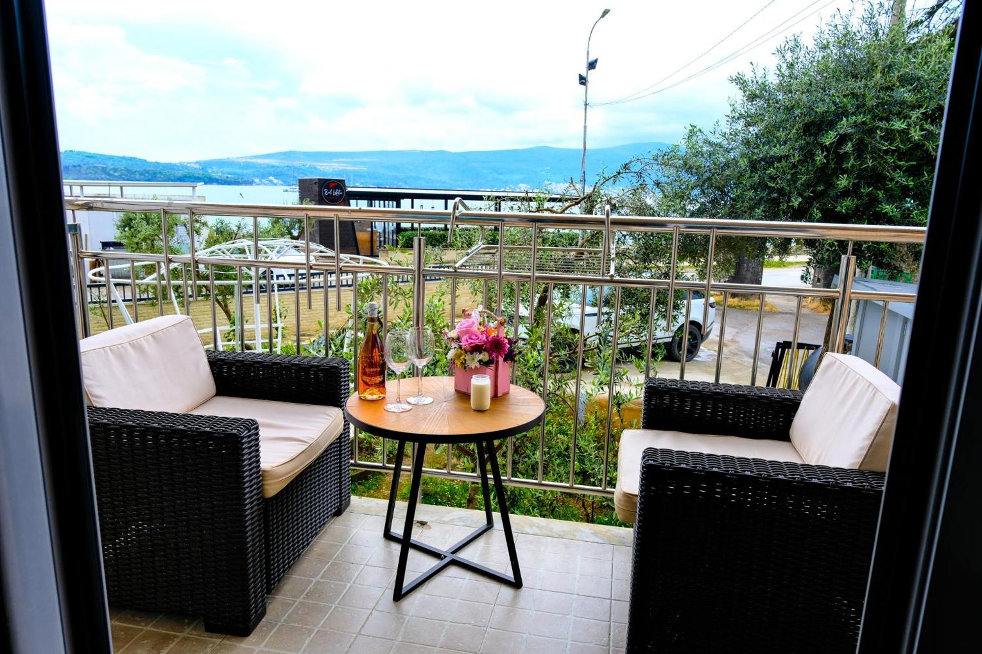 Qumi Apartments Tivat Eksteriør billede