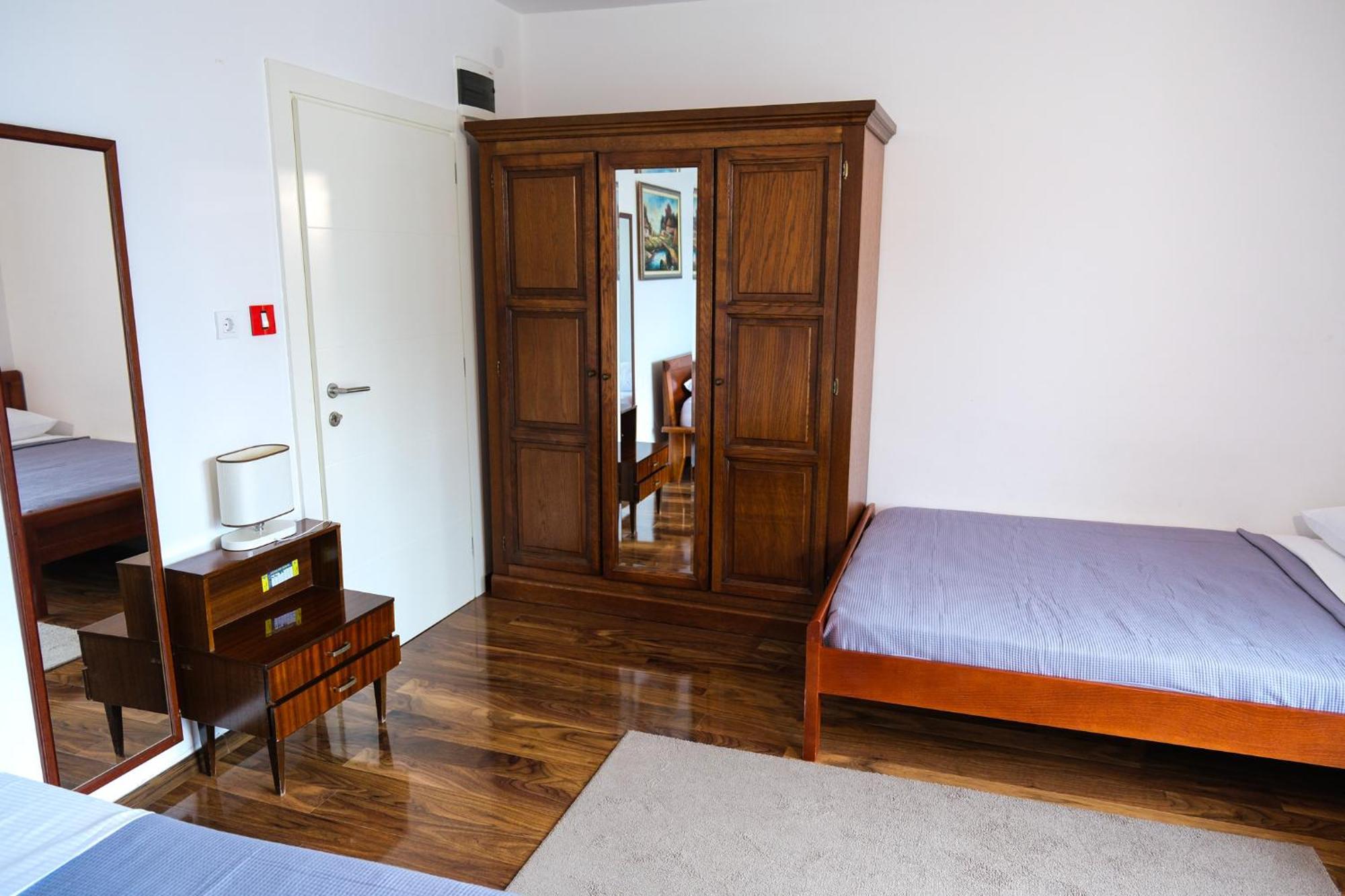 Qumi Apartments Tivat Eksteriør billede