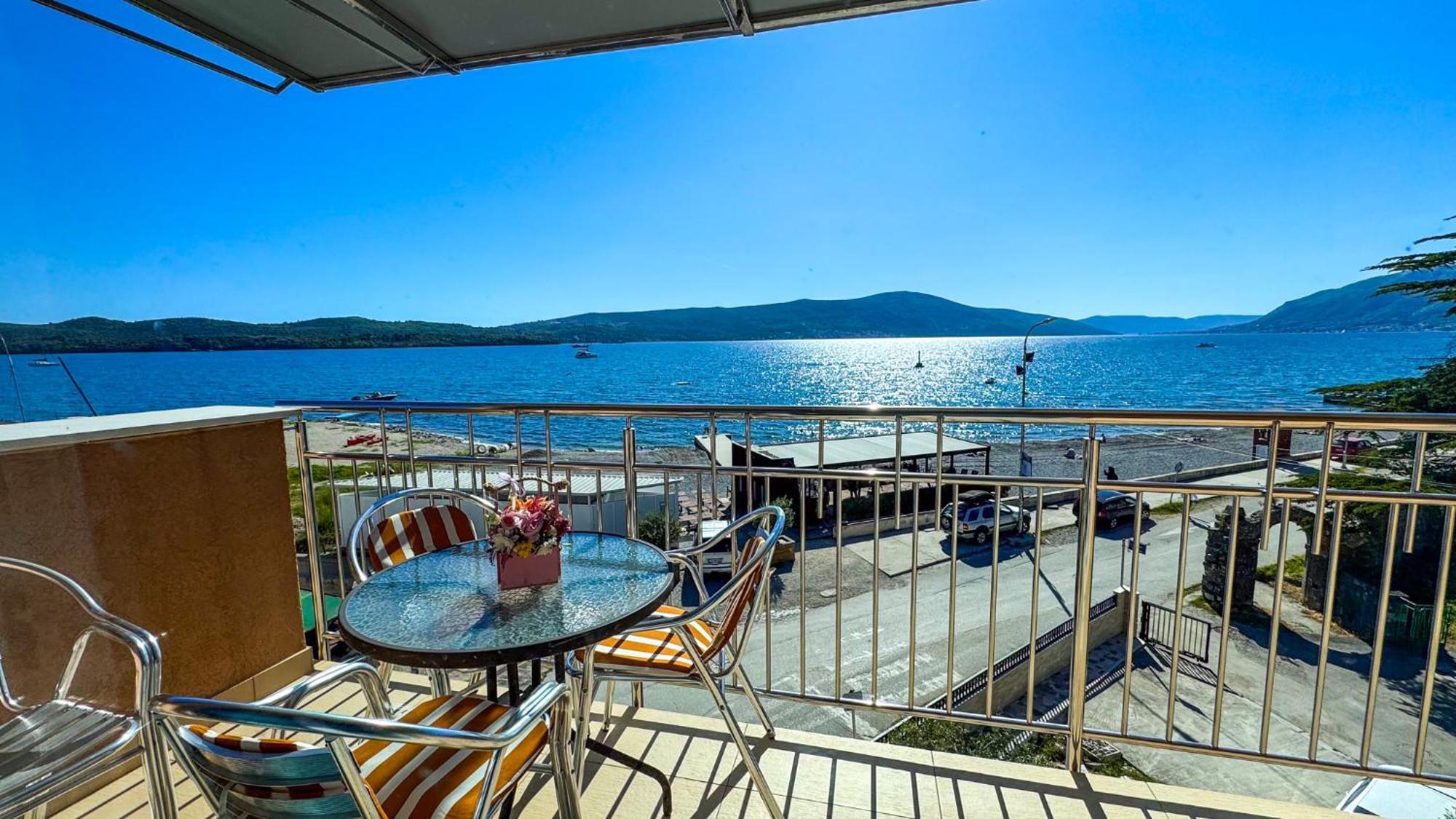 Qumi Apartments Tivat Eksteriør billede