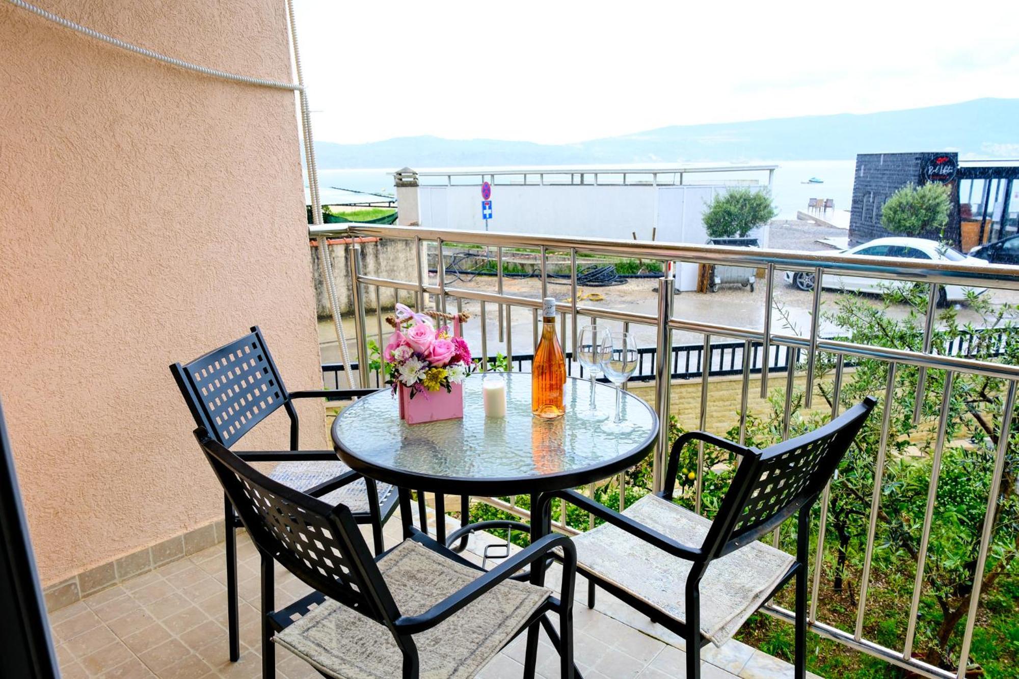 Qumi Apartments Tivat Eksteriør billede