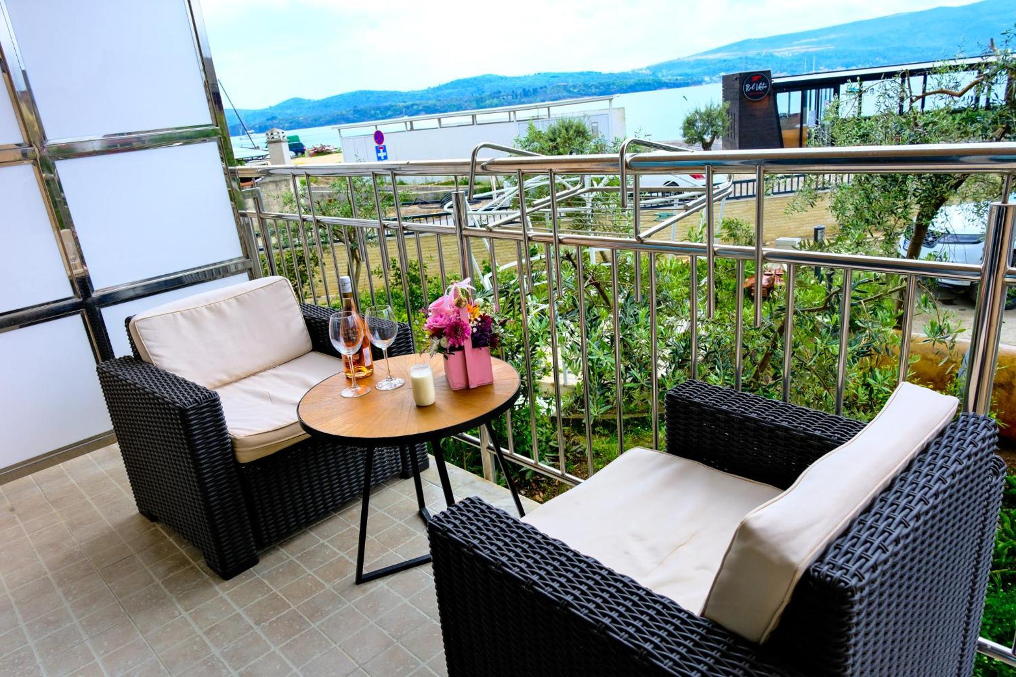 Qumi Apartments Tivat Eksteriør billede