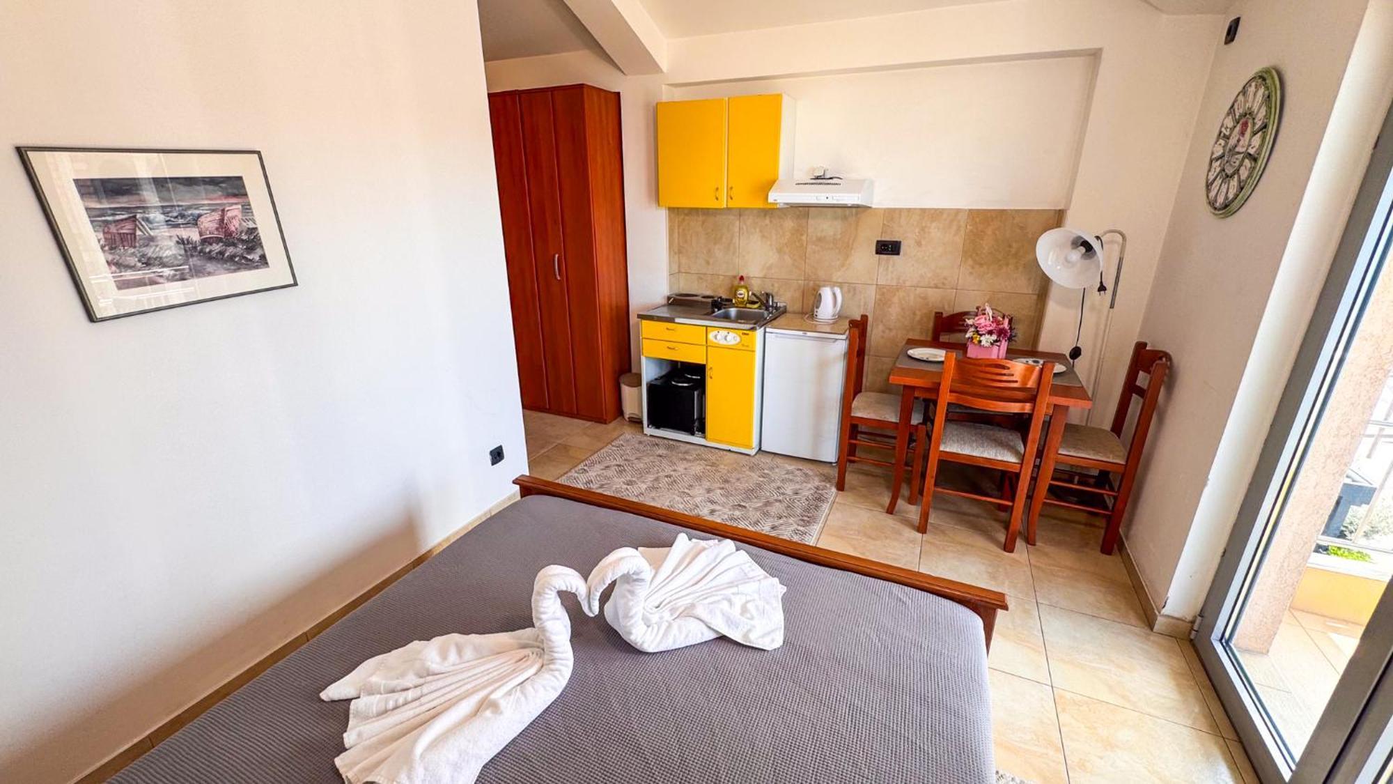 Qumi Apartments Tivat Eksteriør billede