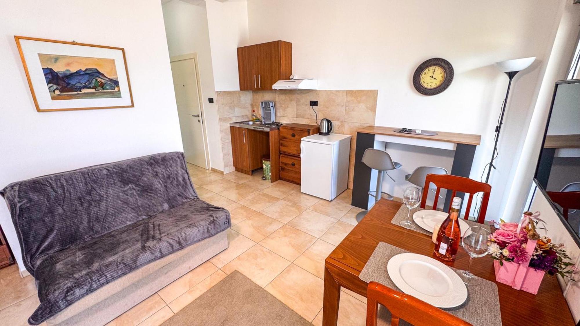 Qumi Apartments Tivat Eksteriør billede