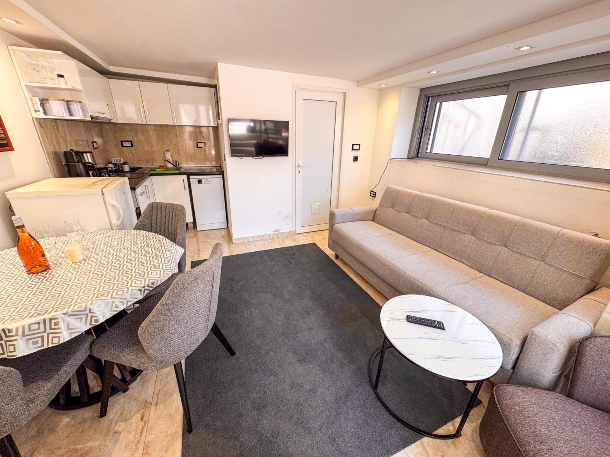 Qumi Apartments Tivat Eksteriør billede