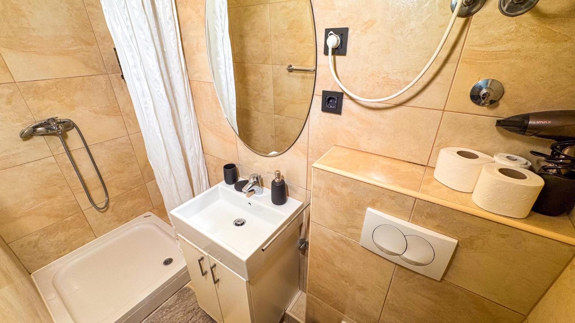 Qumi Apartments Tivat Eksteriør billede