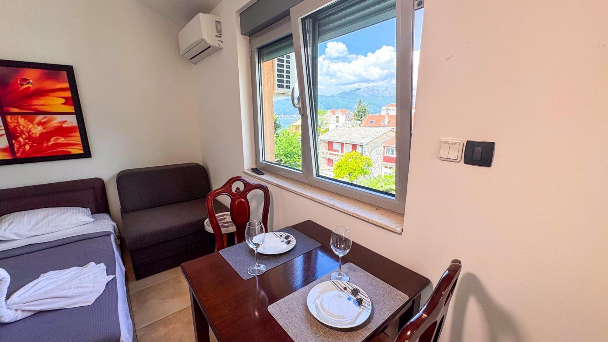 Qumi Apartments Tivat Eksteriør billede
