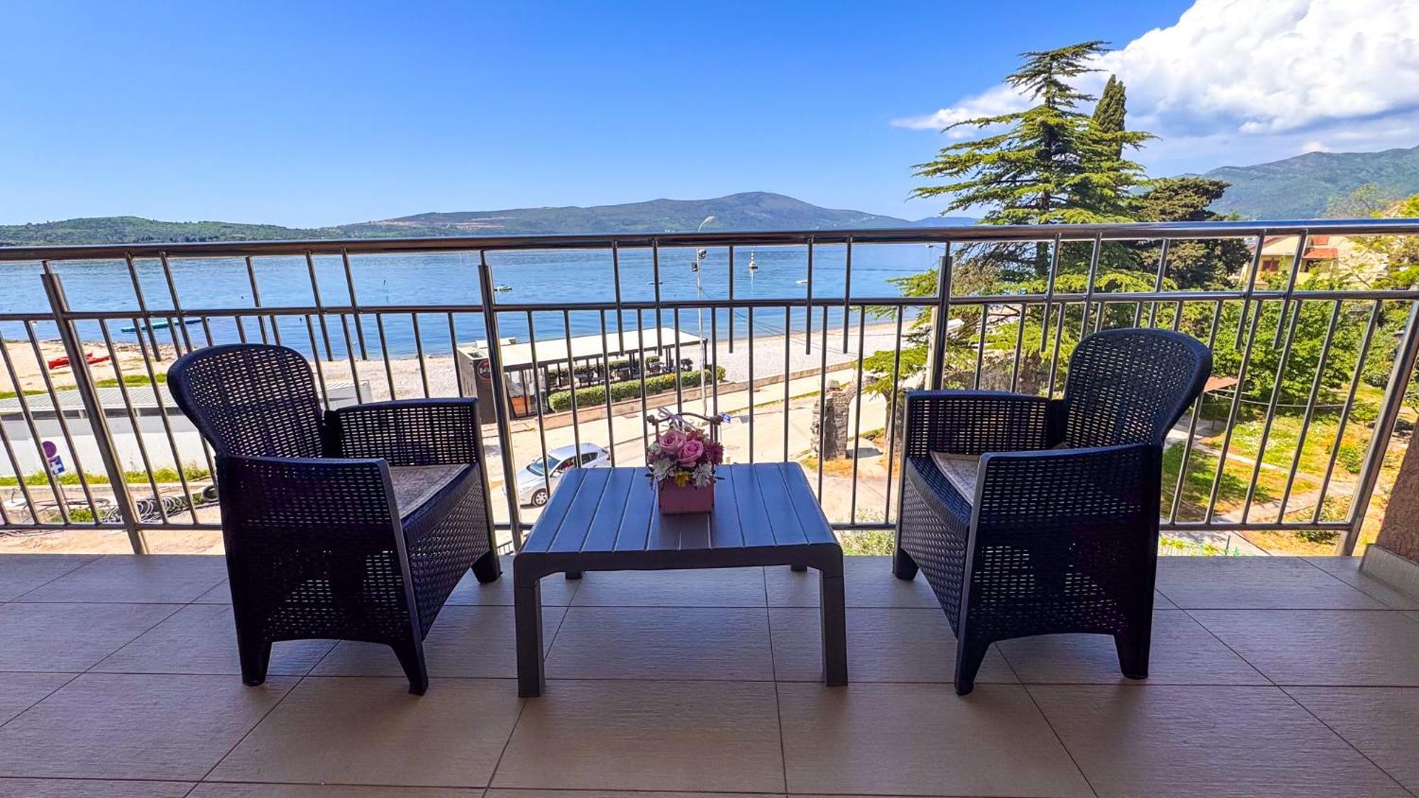 Qumi Apartments Tivat Eksteriør billede