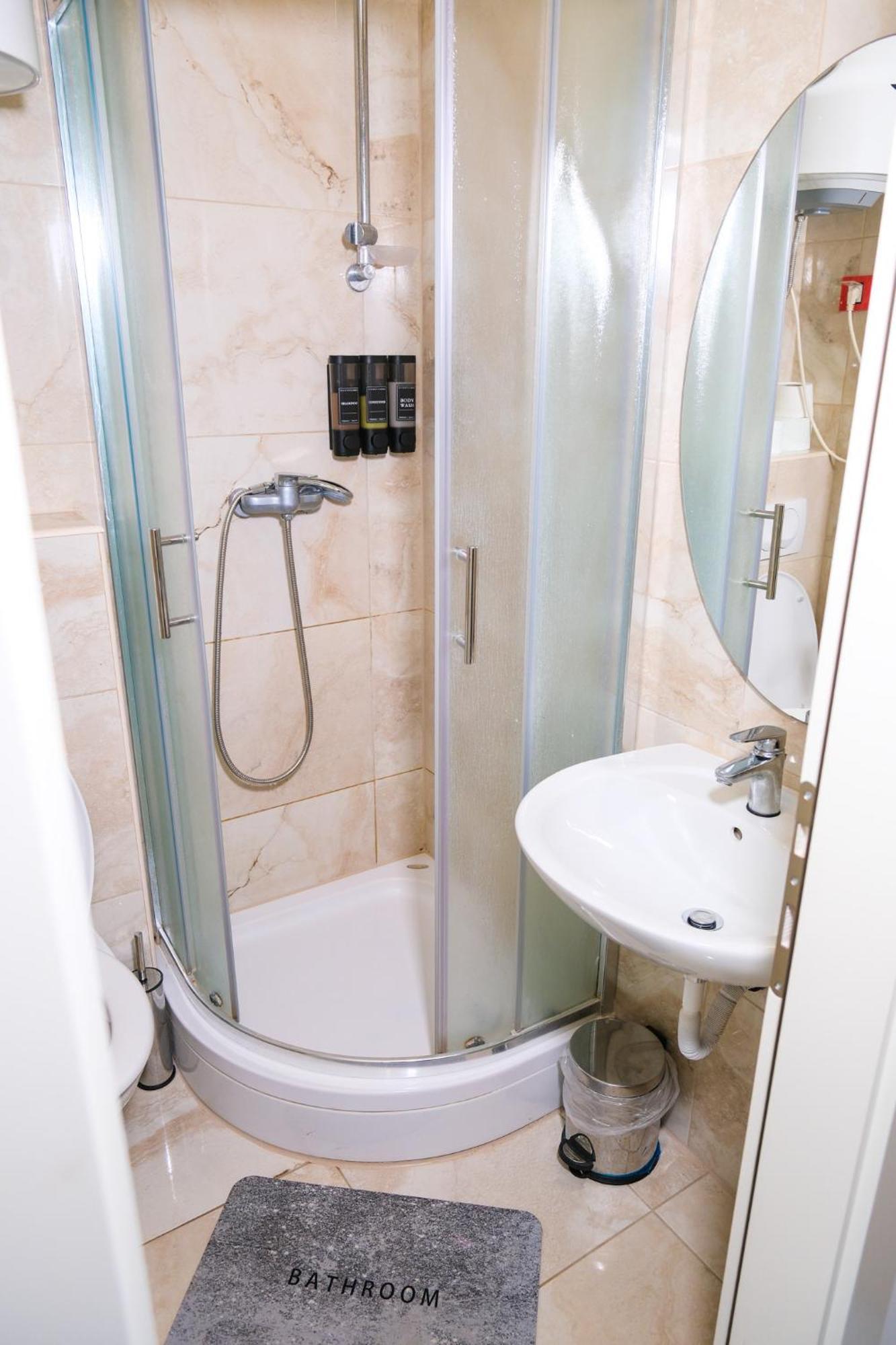Qumi Apartments Tivat Eksteriør billede