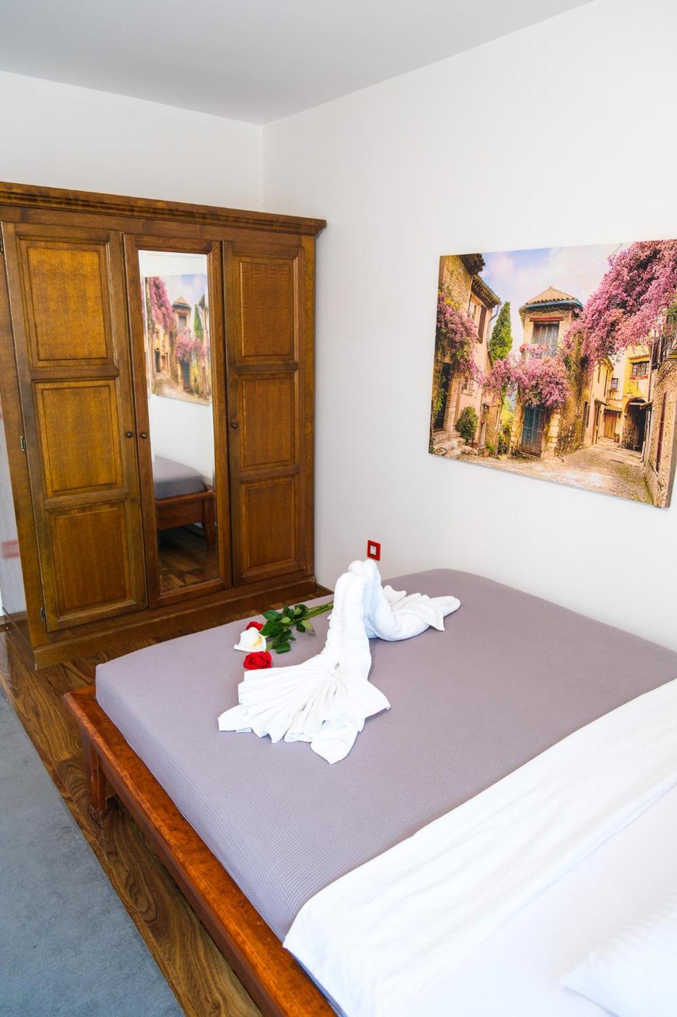 Qumi Apartments Tivat Eksteriør billede