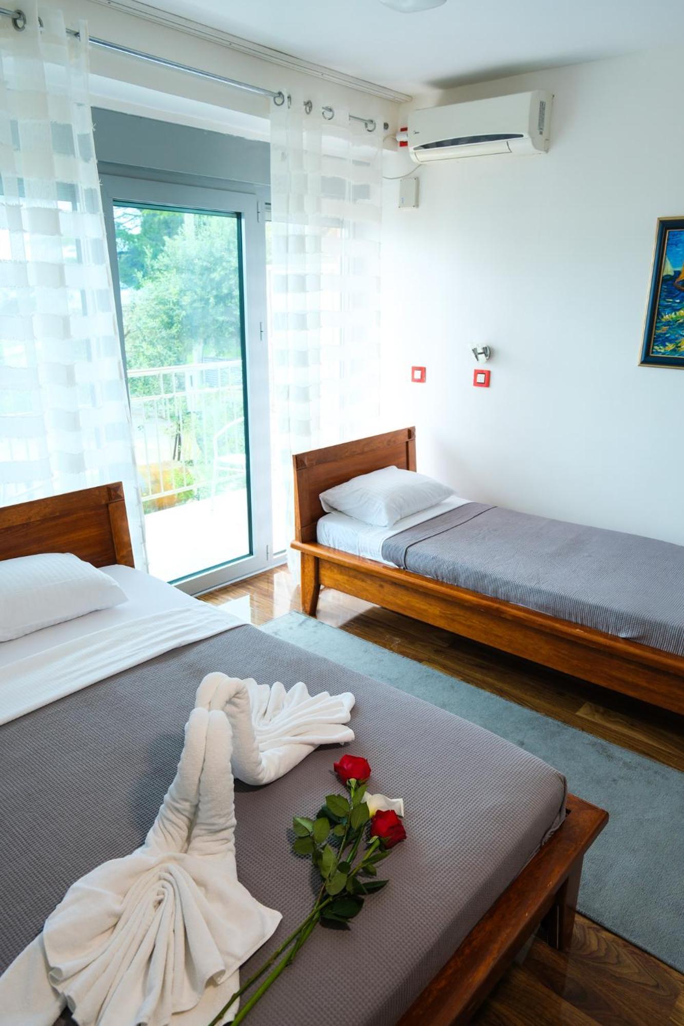 Qumi Apartments Tivat Eksteriør billede