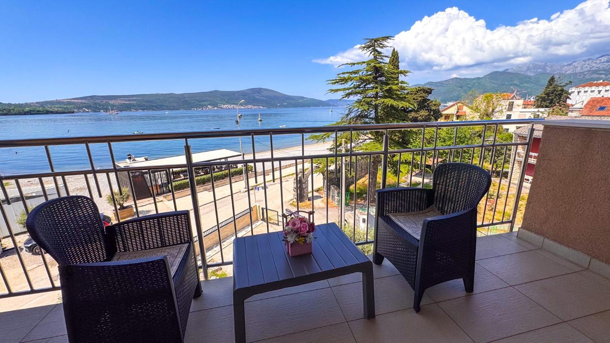 Qumi Apartments Tivat Eksteriør billede