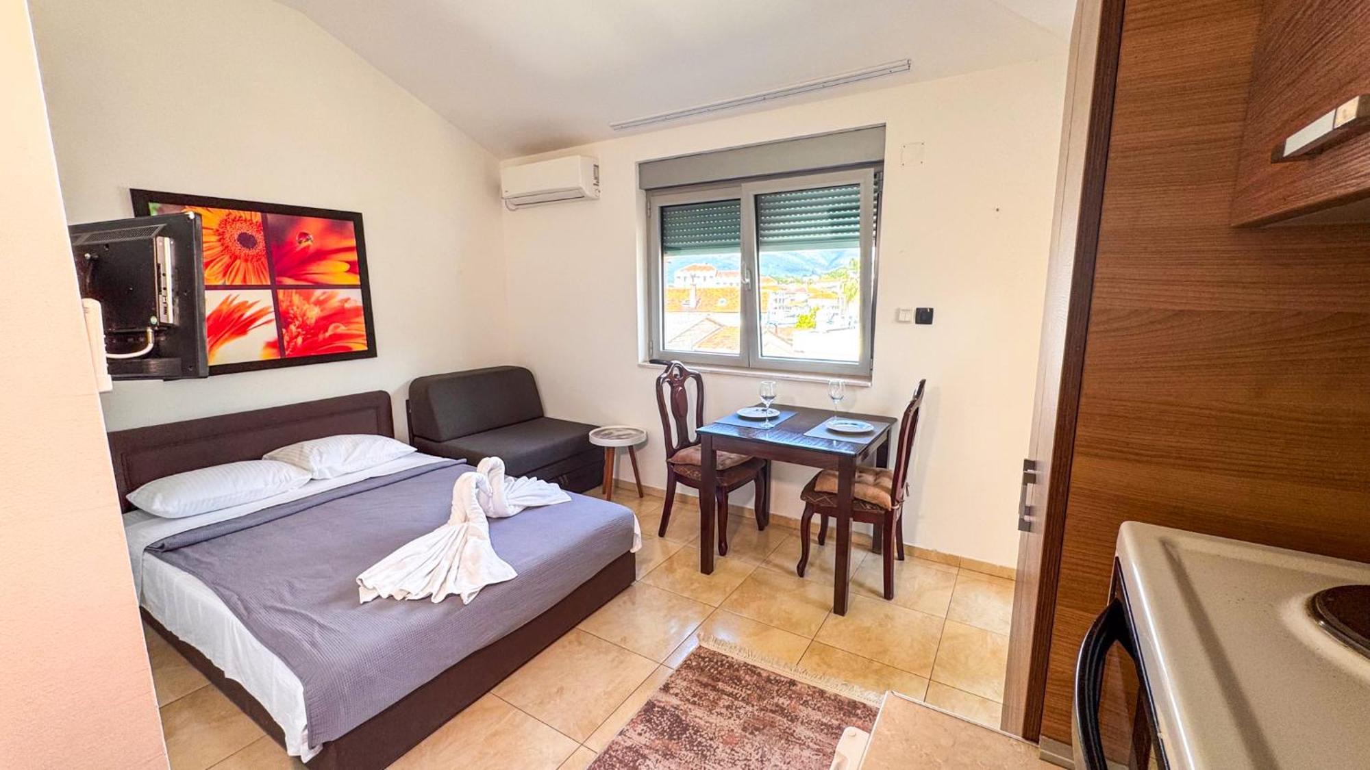 Qumi Apartments Tivat Eksteriør billede