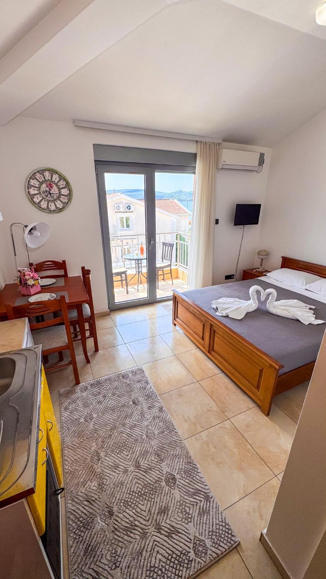 Qumi Apartments Tivat Eksteriør billede