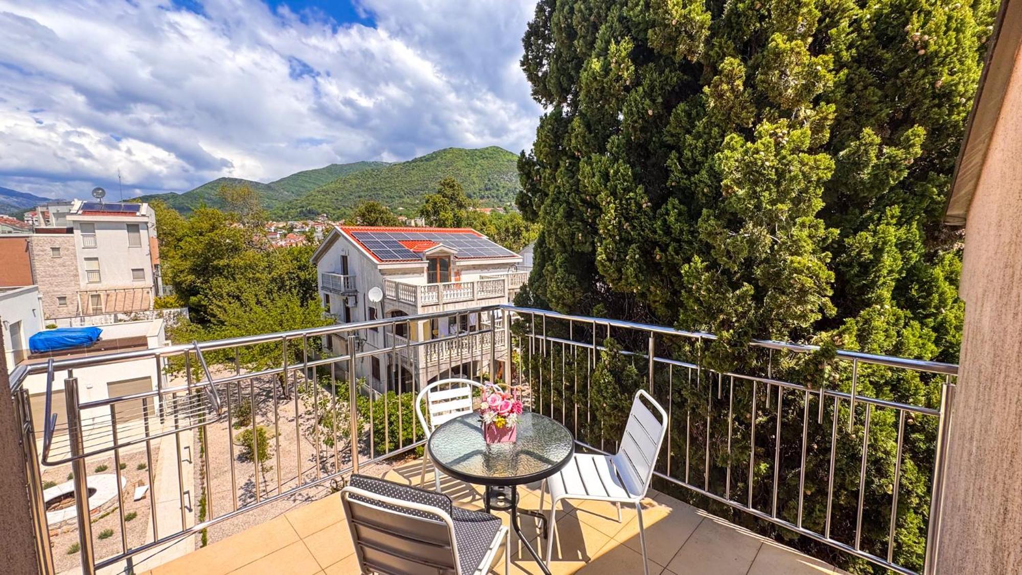 Qumi Apartments Tivat Eksteriør billede