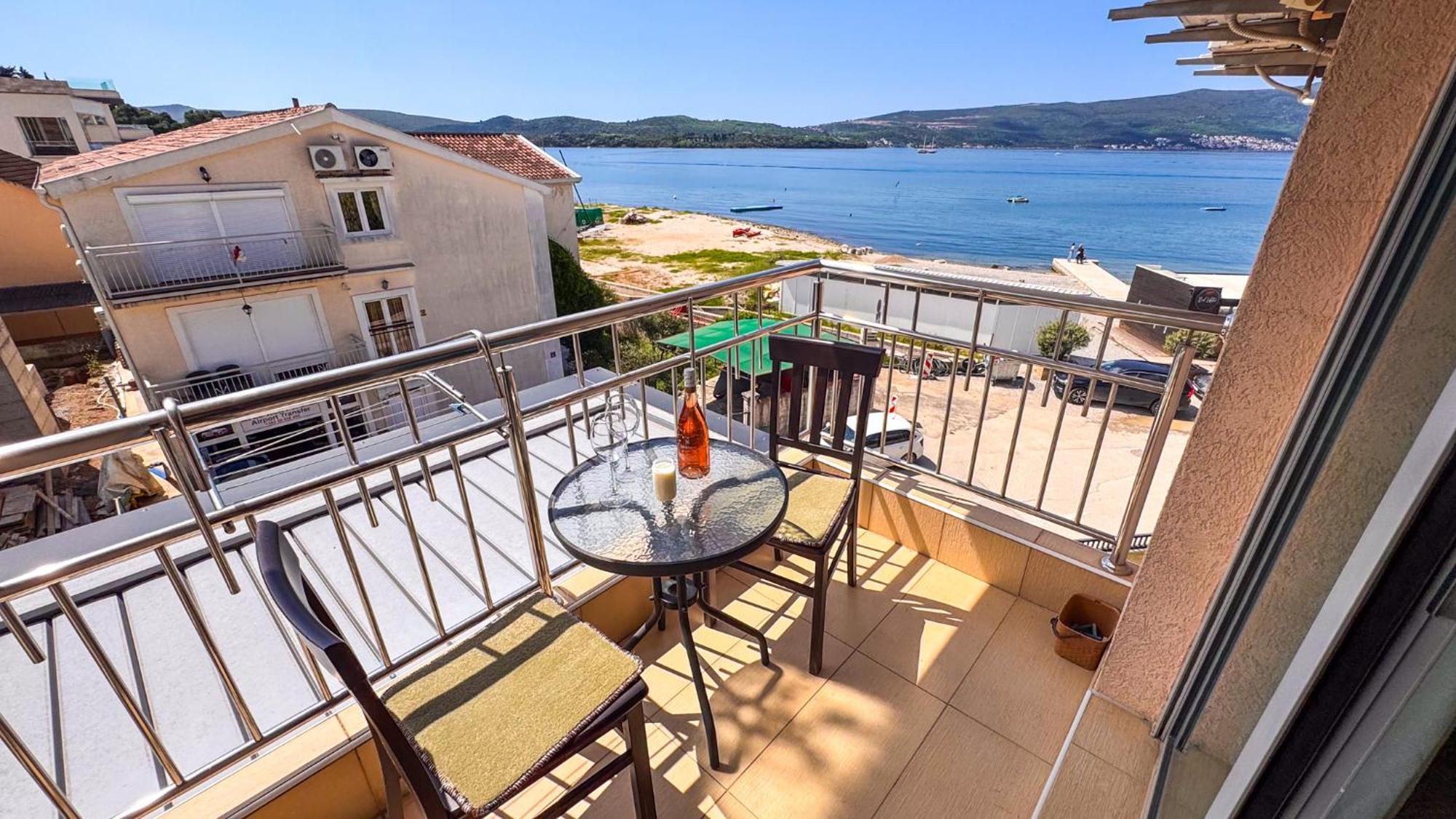 Qumi Apartments Tivat Eksteriør billede
